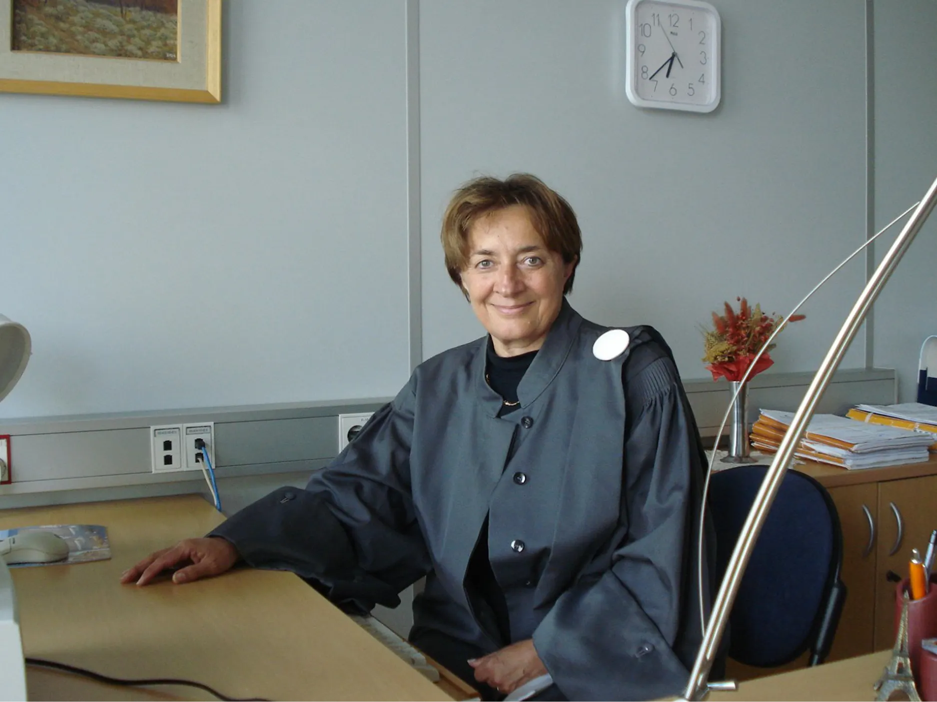 Tatjana Devčič Svetek v pisarni
